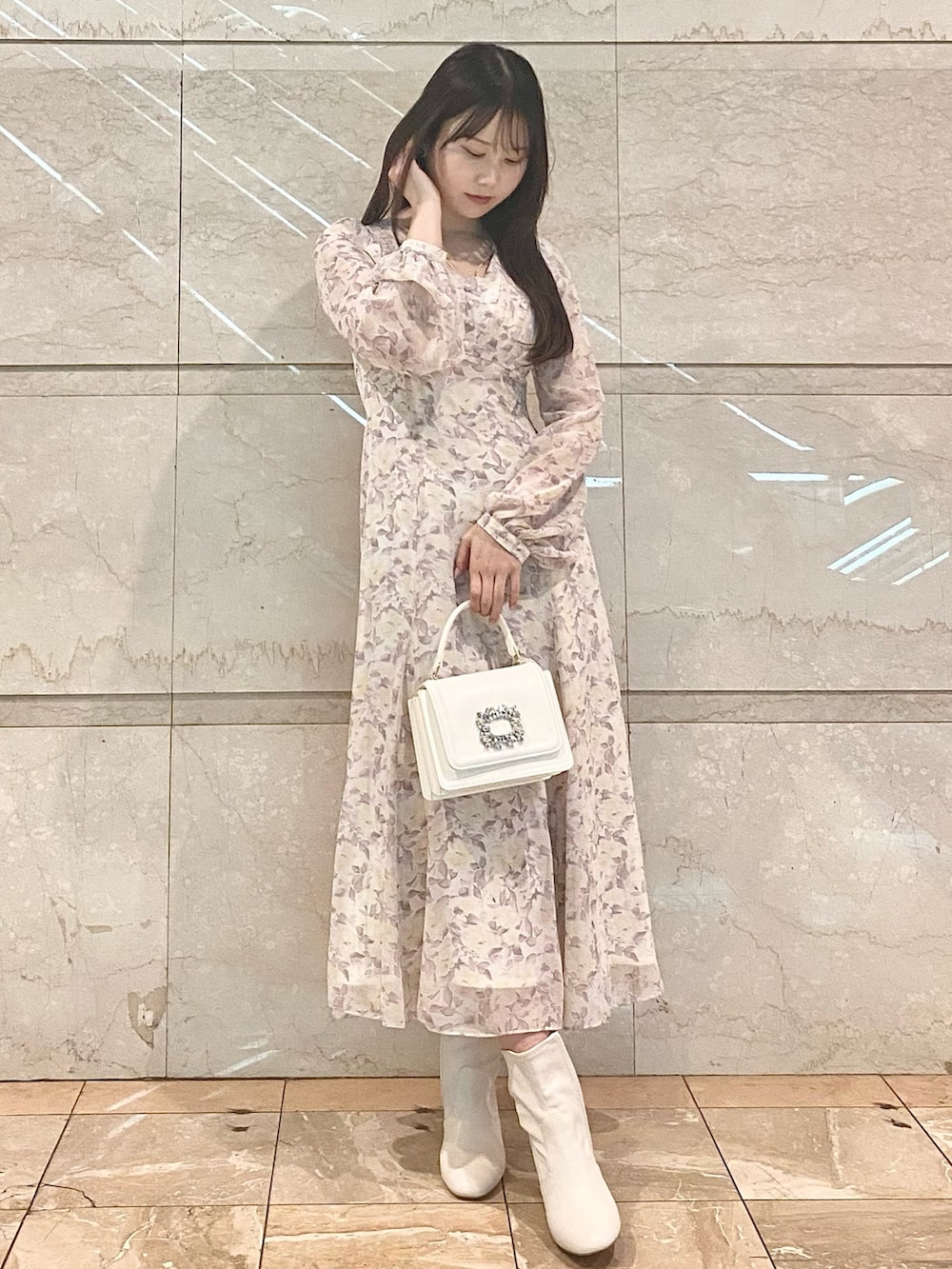 パープル系のワンピース、ホワイト系のブーツ、ホワイト系のショルダーバッグを着用したレディースの冬コーディネートの2枚目の写真