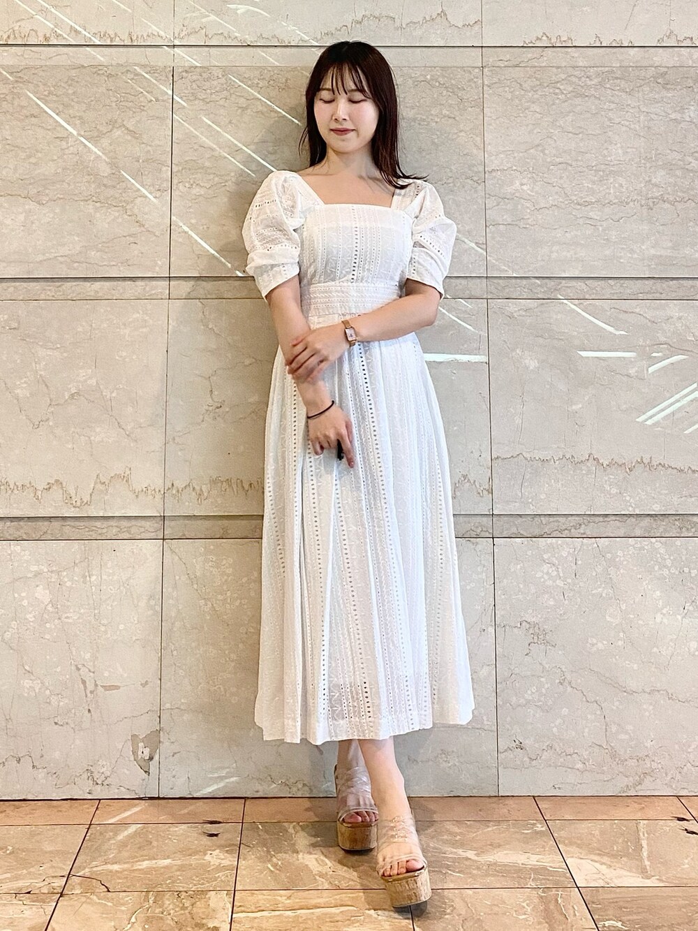 ホワイト系のワンピース、その他のサンダルを着用したレディースの春コーディネートの3枚目の写真