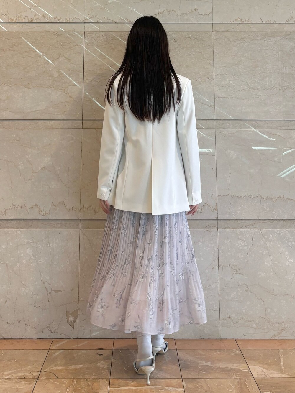 ホワイト系のパンプス、ピンク系のワンピース、ホワイト系のテーラードジャケットを着用したレディースの春コーディネートの6枚目の写真