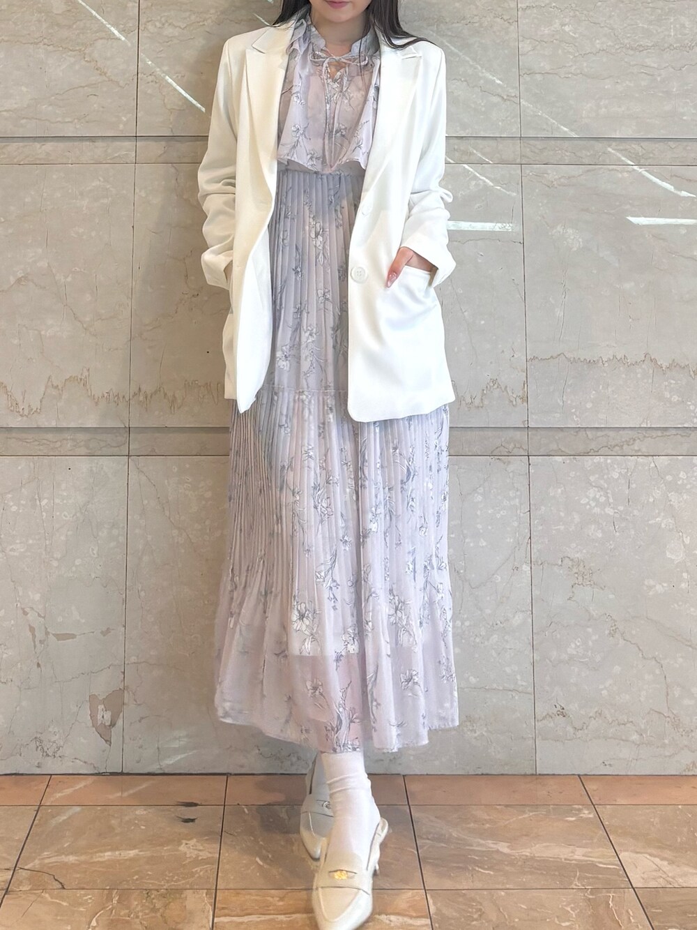 ホワイト系のパンプス、ピンク系のワンピース、ホワイト系のテーラードジャケットを着用したレディースの春コーディネートの2枚目の写真