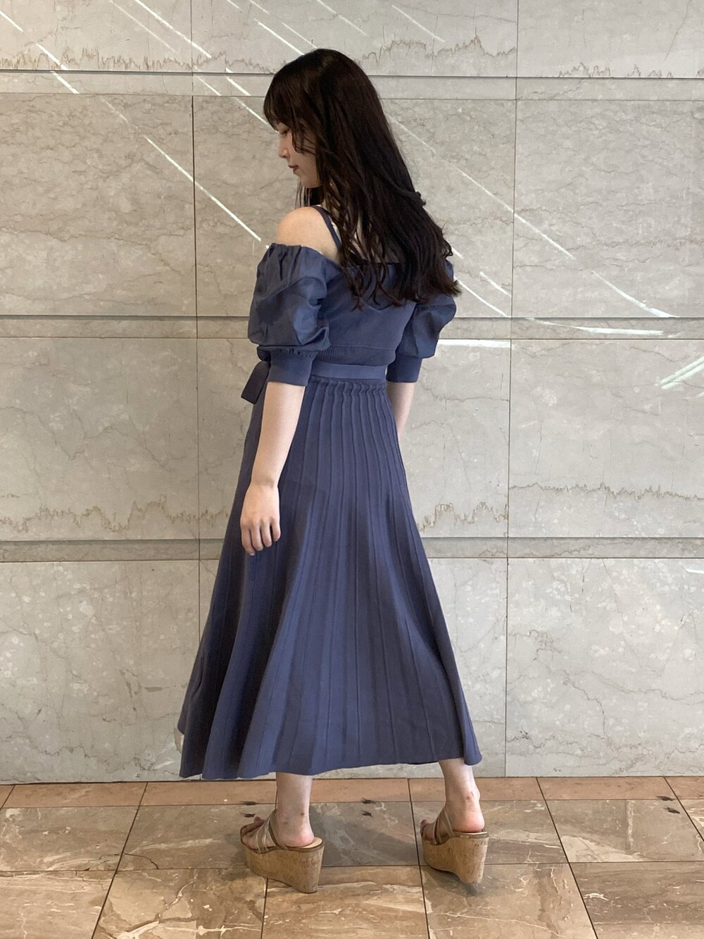 ブルー系のワンピースを着用したレディースの夏コーディネートの4枚目の写真