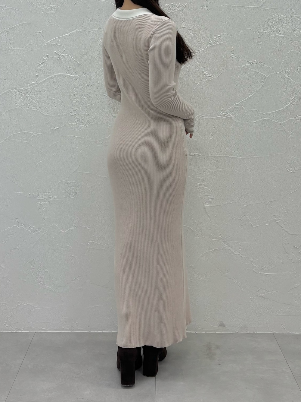 ベージュ系のワンピース、ブラウン系のブーツを着用したレディースの秋コーディネートの3枚目の写真