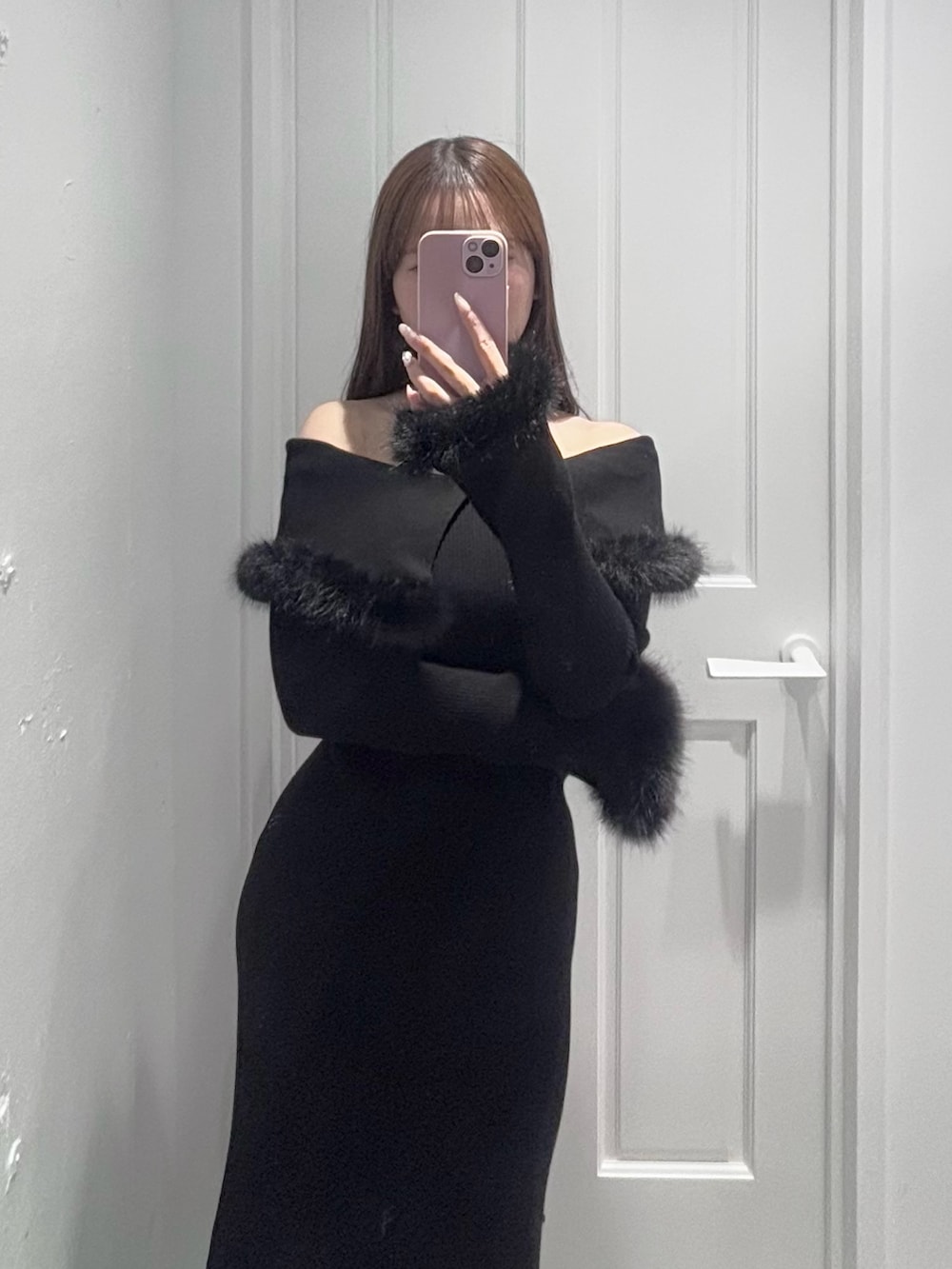 ブラック系のワンピース、ブラック系のブーツを着用したレディースの冬コーディネートの7枚目の写真