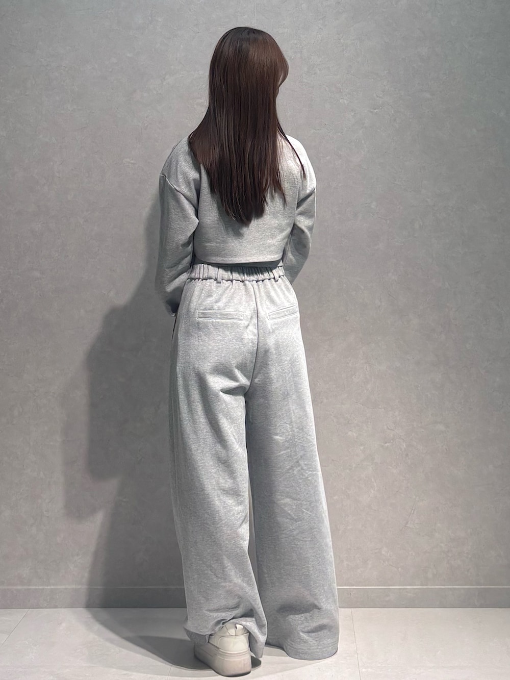 グレー系のその他パンツ、グレー系のTシャツ/カットソーを着用したレディースの春コーディネートの5枚目の写真