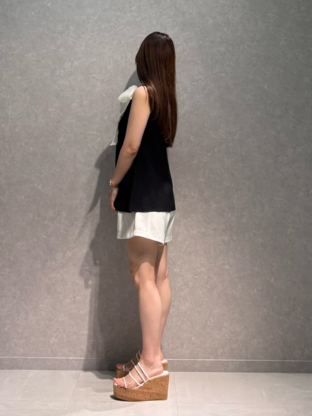 その他のサンダル、ホワイト系のその他パンツ、ブラック系のニット/セーターを着用したレディースの夏コーディネートの4枚目の写真