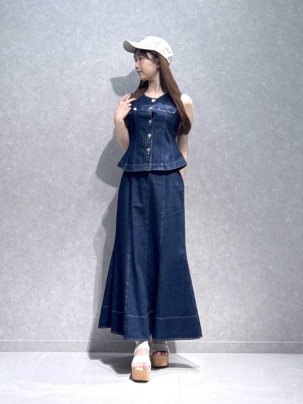 ホワイト系のサンダル、ブルー系のスカート、ブルー系のシャツ/ブラウスを着用したレディースの夏コーディネートの3枚目の写真
