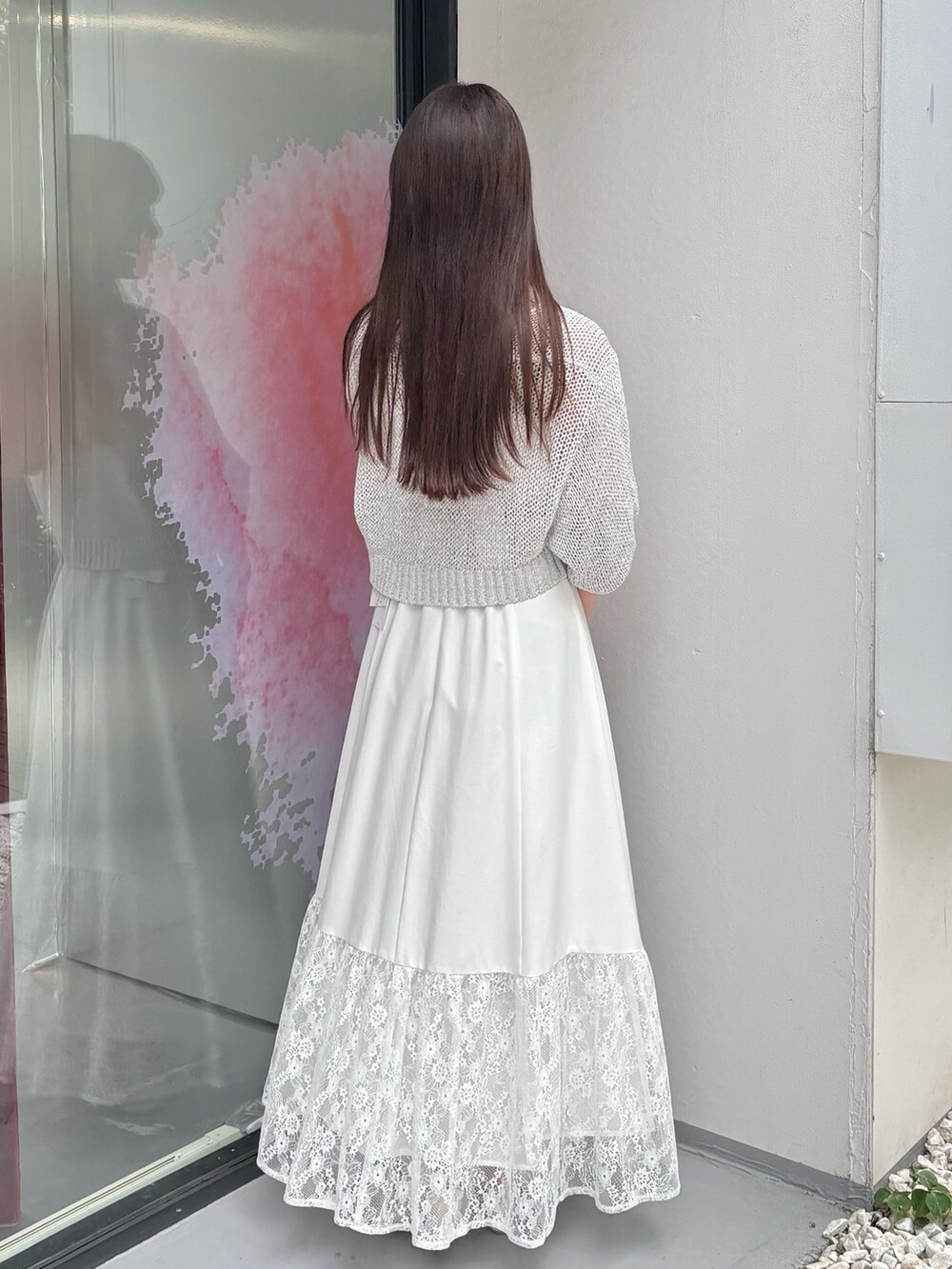 ホワイト系のワンピース、ホワイト系のサンダル、グレー系のカーディガン/ボレロを着用したレディースの夏コーディネートの4枚目の写真