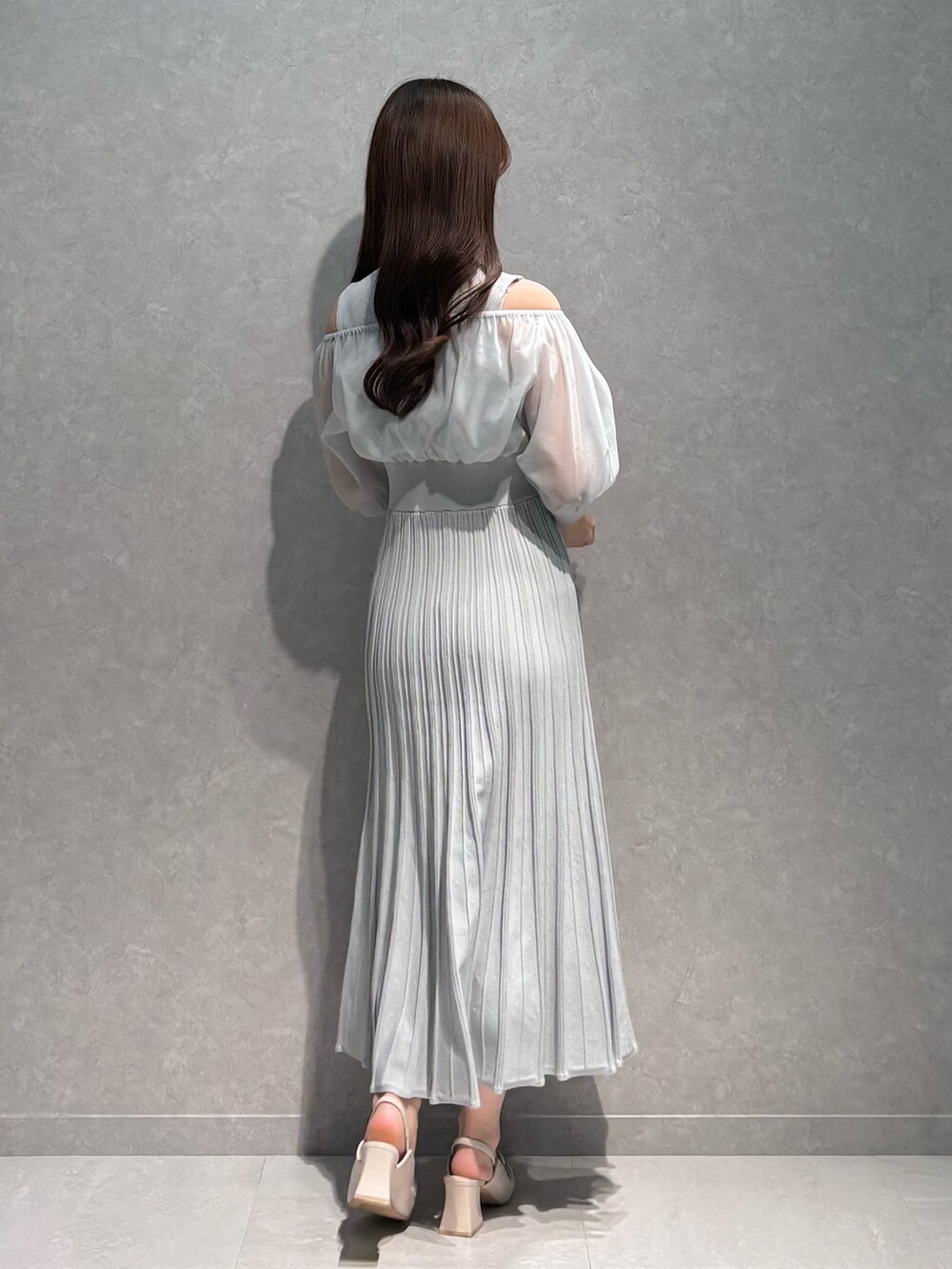 グレー系のワンピース、ホワイト系のパンプスを着用したレディースの春コーディネートの5枚目の写真