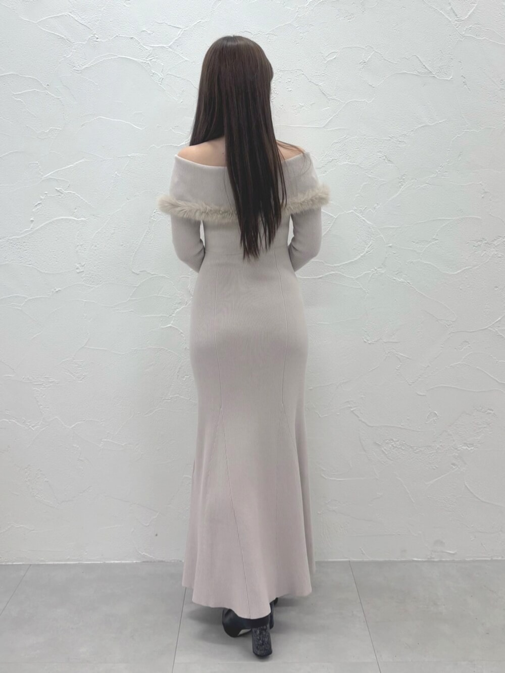 ブラック系のブーツ、ベージュ系のワンピースを着用したレディースの冬コーディネートの5枚目の写真