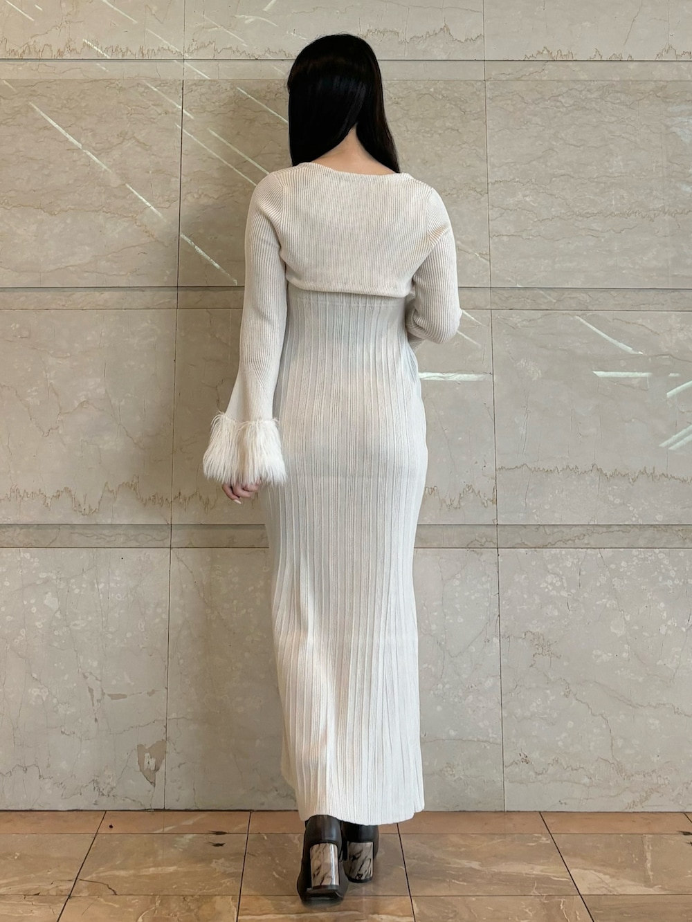 ホワイト系のワンピース、ブラウン系のブーツを着用したレディースの秋コーディネートの3枚目の写真