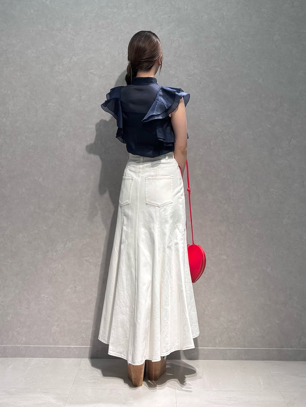 ブルー系のシャツ/ブラウス、レッド系のショルダーバッグ、ホワイト系のサンダルを着用したレディースの夏コーディネートの5枚目の写真