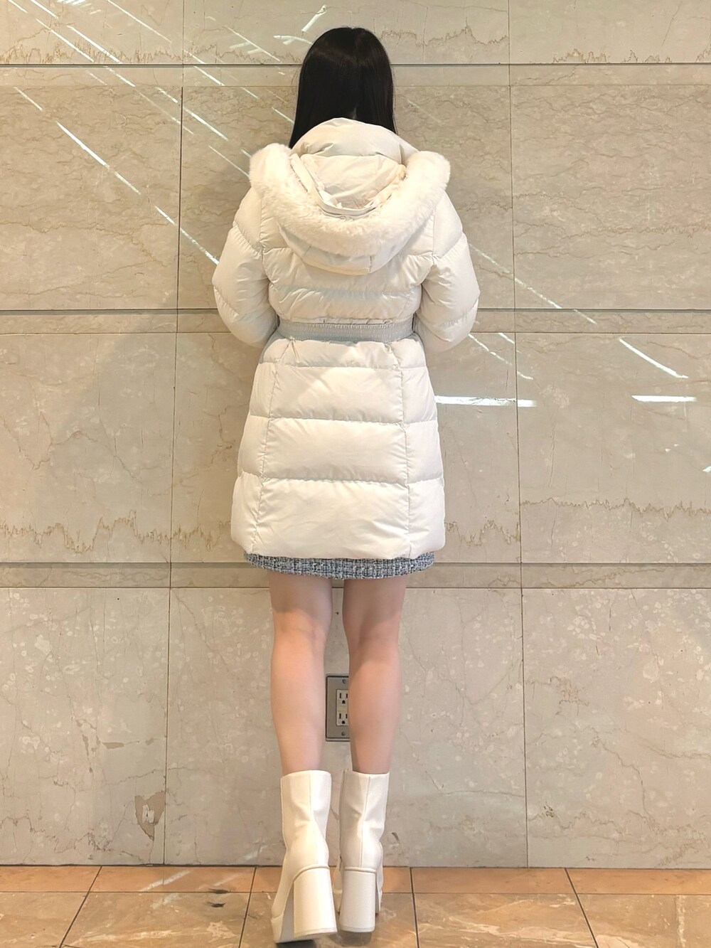 ホワイト系のダウンジャケット/コート、ホワイト系のブーツ、ホワイト系のスカートを着用したレディースの秋コーディネートの4枚目の写真