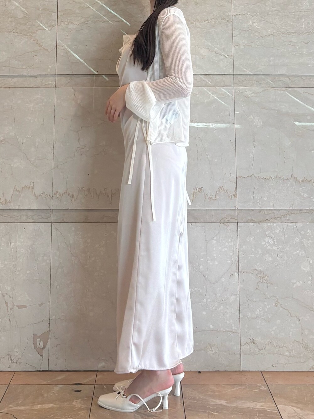 ピンク系のワンピース、ホワイト系のパンプス、ホワイト系のカーディガン/ボレロを着用したレディースの夏コーディネートの3枚目の写真