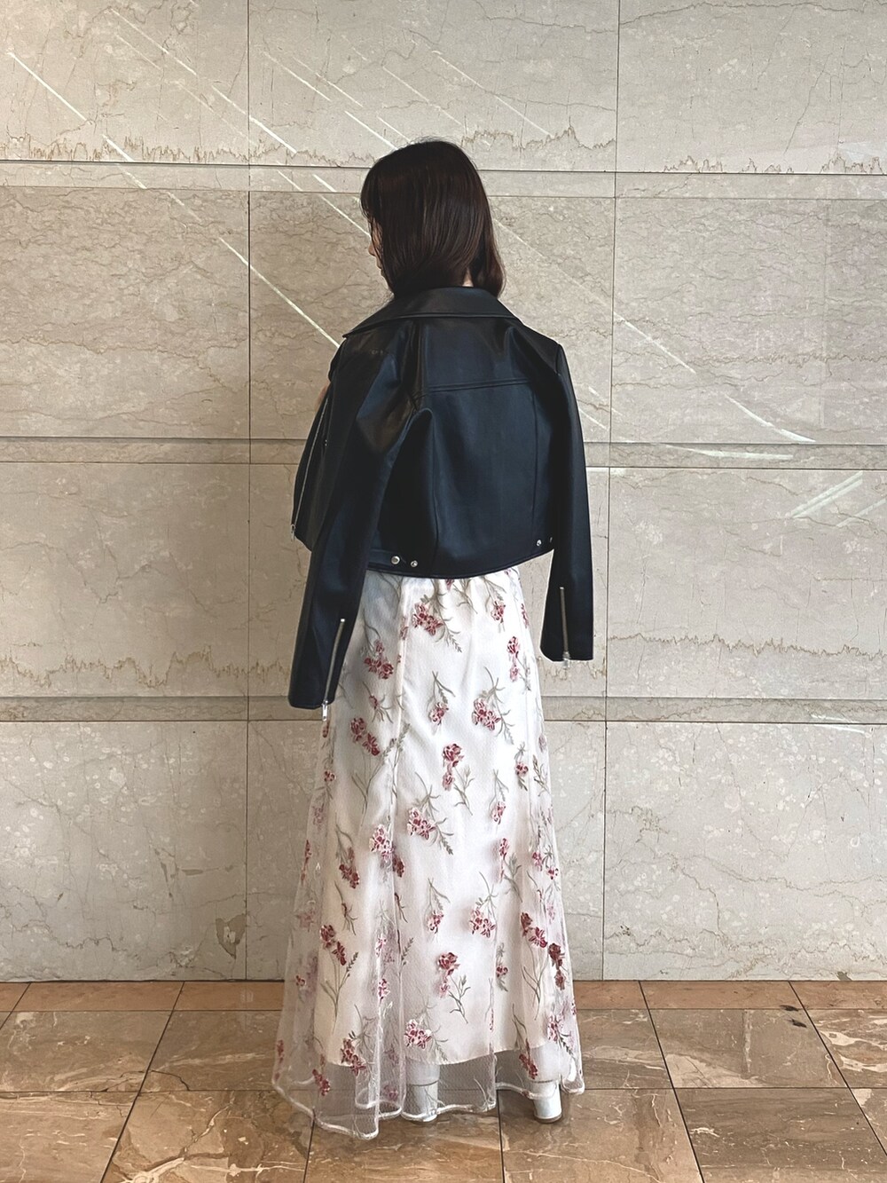 ピンク系のスカート、ホワイト系のブーツ、ホワイト系のニット/セーターを着用したレディースの夏コーディネートの4枚目の写真