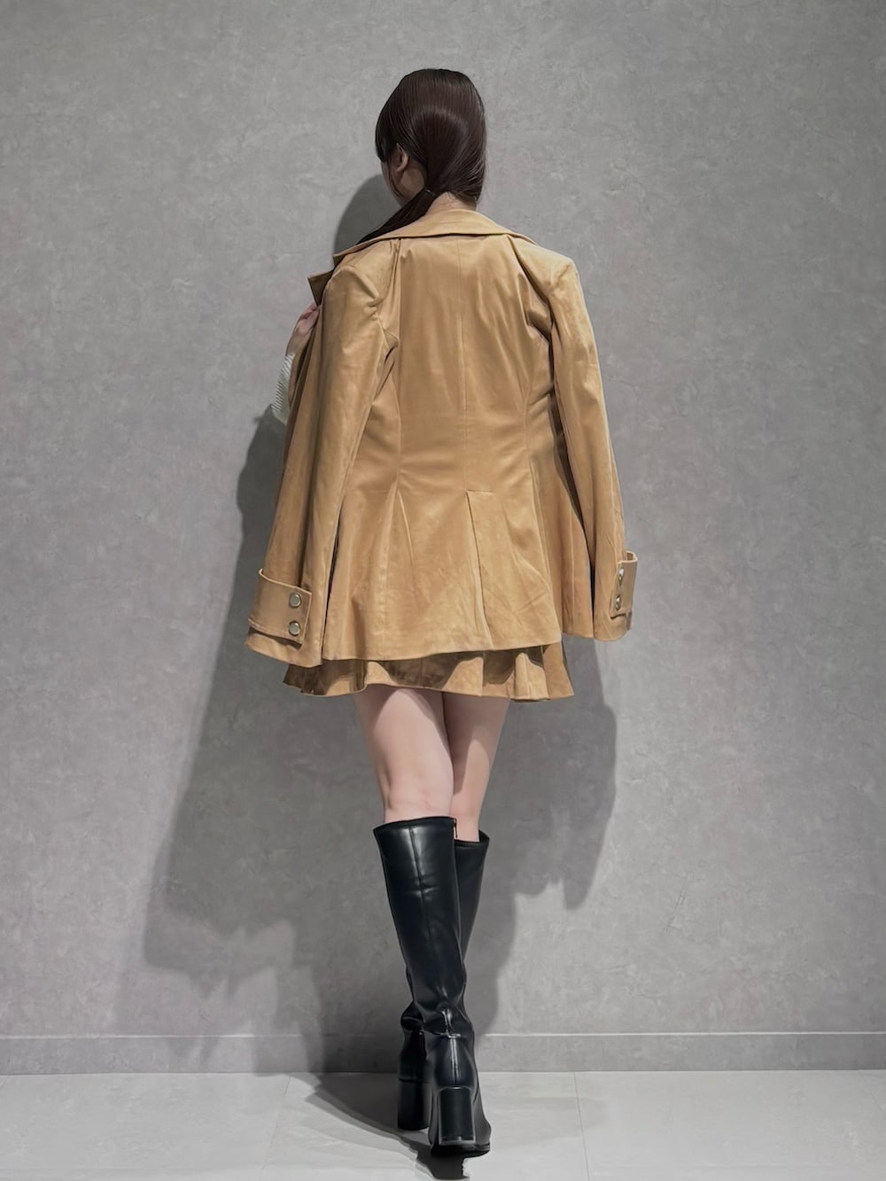 イエロー系のスカート、ホワイト系のニット/セーター、イエロー系のテーラードジャケットを着用したレディースの秋コーディネートの4枚目の写真