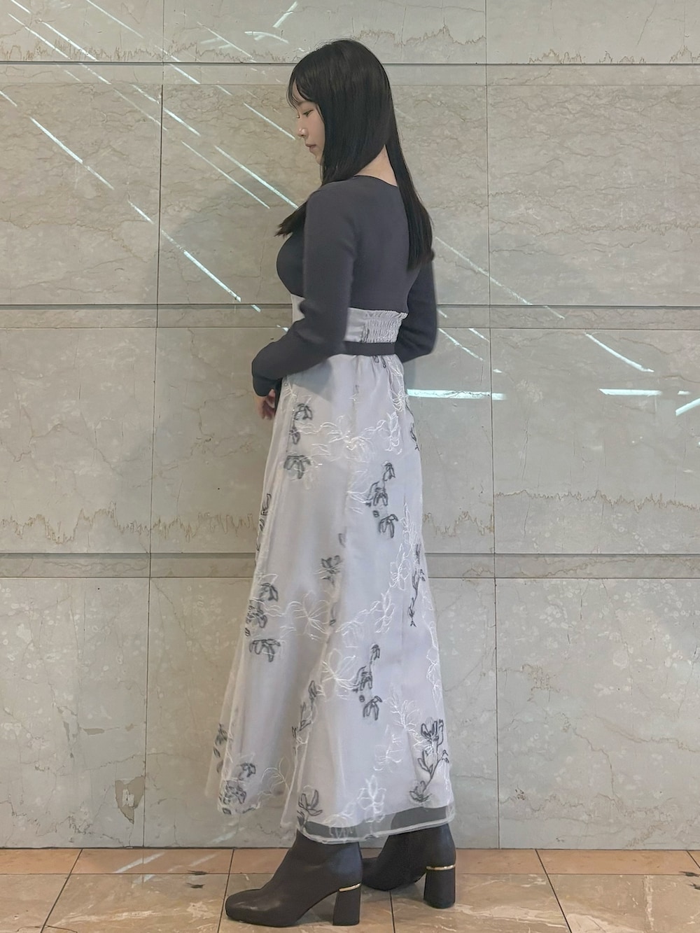 ベージュ系のワンピース、ブラウン系のブーツを着用したレディースの秋コーディネートの3枚目の写真