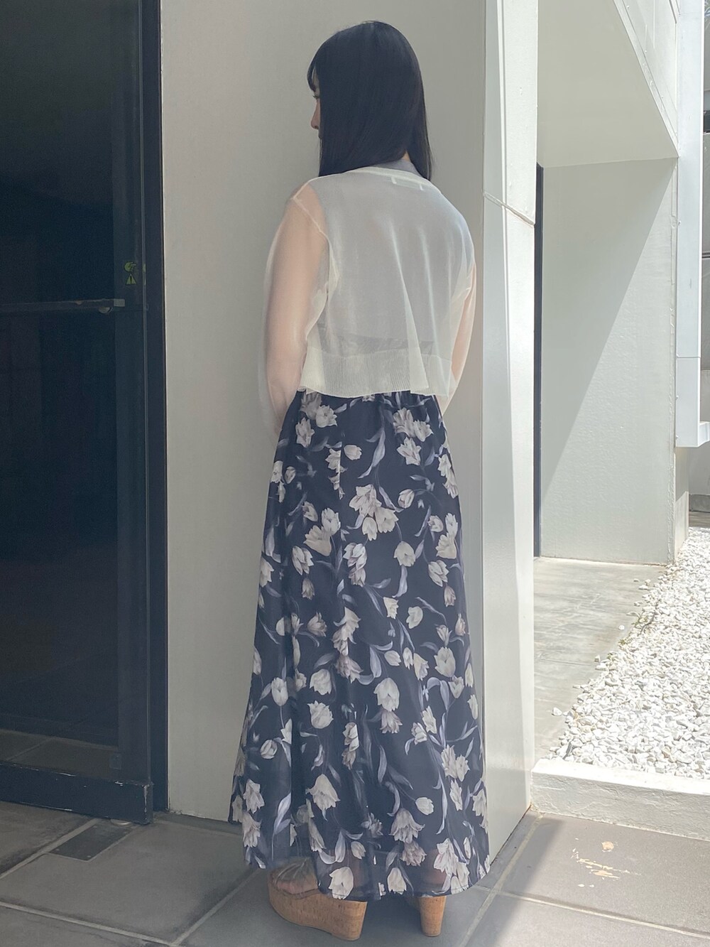 ブルー系のワンピース、その他のサンダル、ホワイト系のカーディガン/ボレロを着用したレディースの夏コーディネートの3枚目の写真