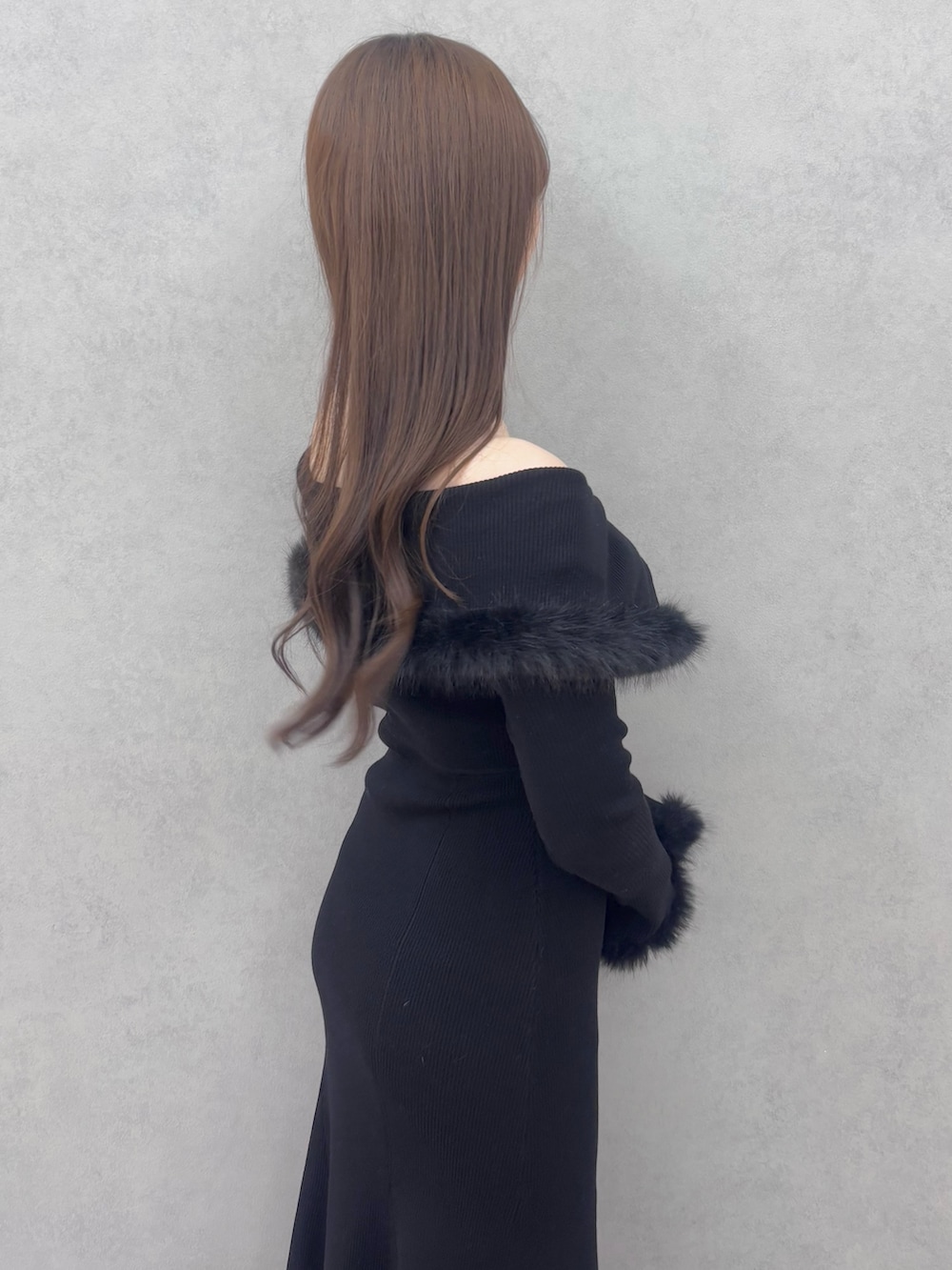 ブラック系のワンピース、ブラック系のブーツを着用したレディースの冬コーディネートの5枚目の写真