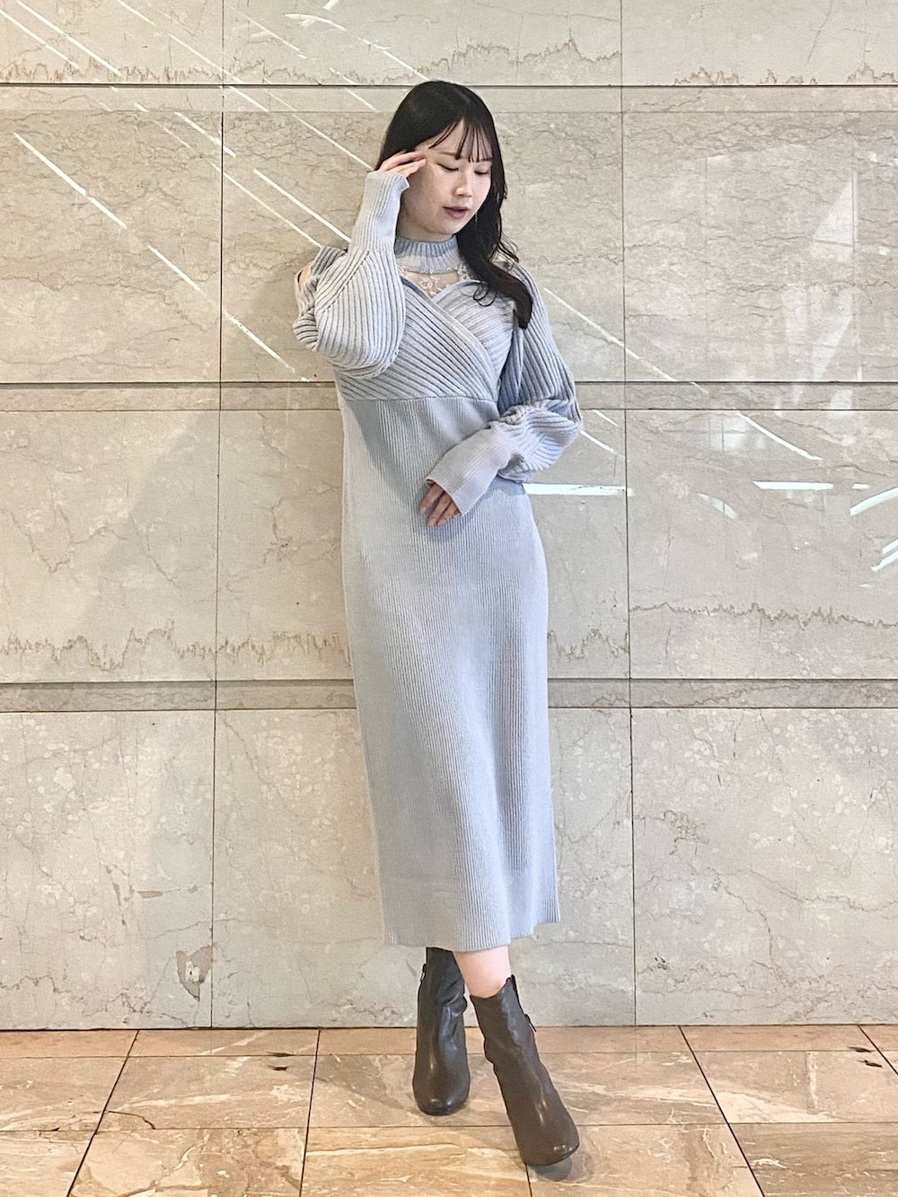 グレー系のワンピース、ブラウン系のブーツを着用したレディースの冬コーディネートの2枚目の写真