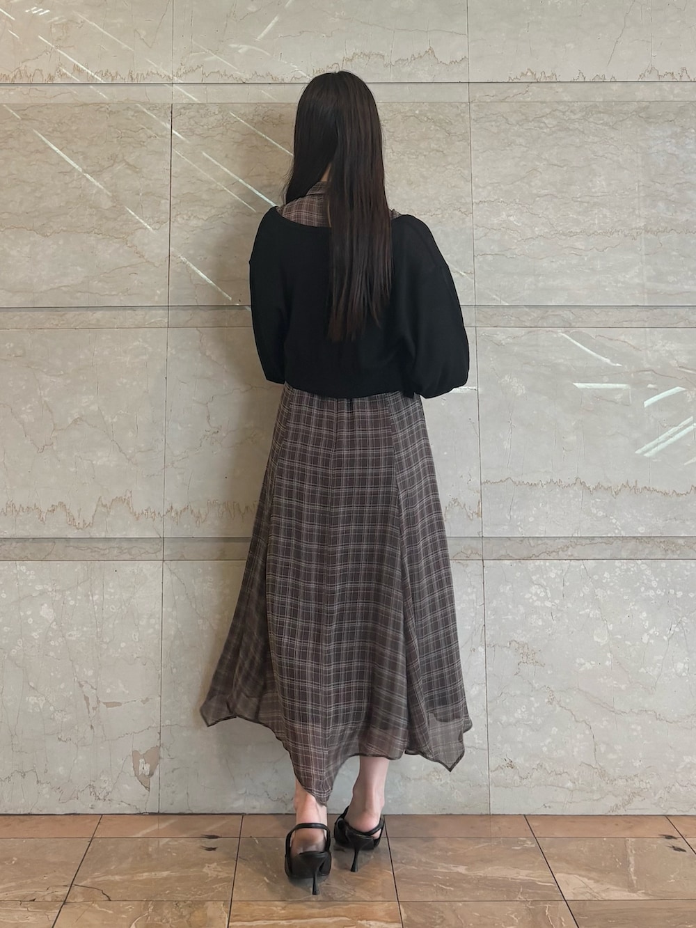 ブラウン系のワンピース、ブラック系のパンプス、ブラック系のカーディガン/ボレロを着用したレディースの夏コーディネートの4枚目の写真