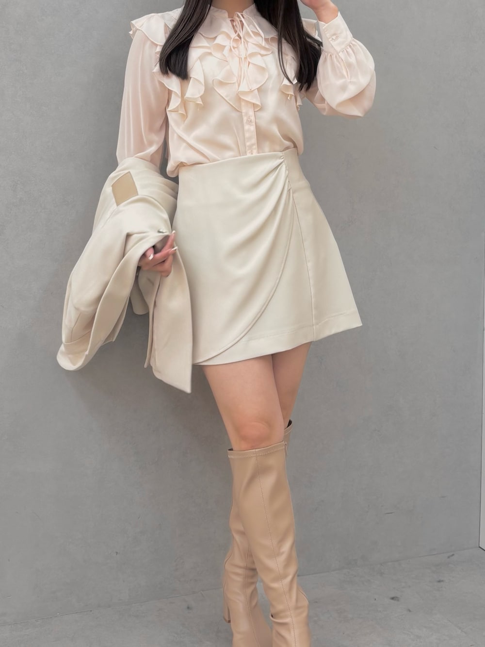 ピンク系のシャツ/ブラウス、ホワイト系のテーラードジャケット、ホワイト系のスカートを着用したレディースの冬コーディネートの2枚目の写真