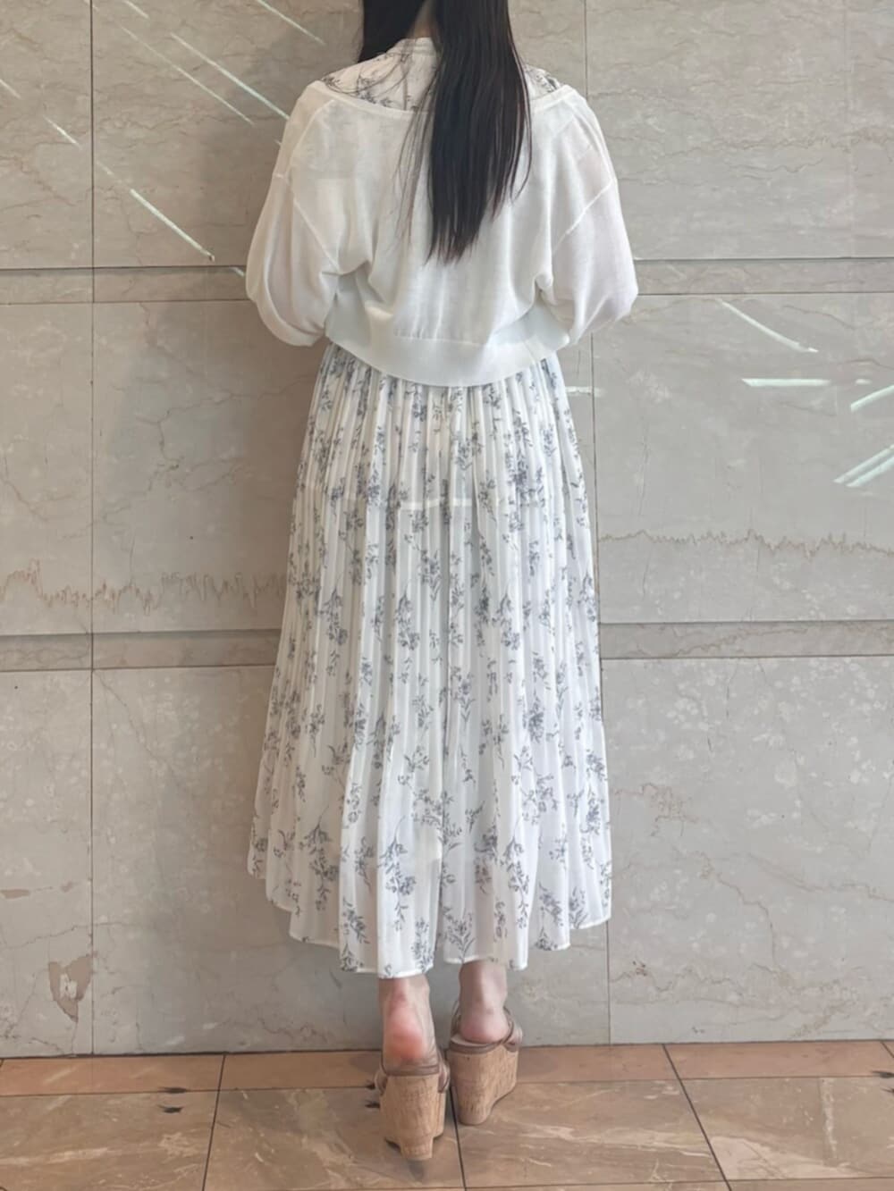 「MERCURYDUOのクリアチューブウェッジサンダル（サンダル、ブラウン系）」を使った、NANAさん（レディース・155cm）の春コーディネートの3枚目の写真