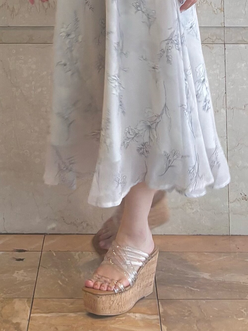 グレー系のワンピース、その他のサンダル、ホワイト系のカーディガン/ボレロを着用したレディースの夏コーディネートの5枚目の写真