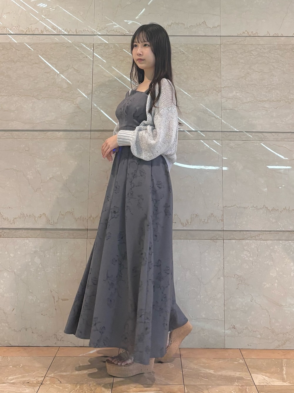 「MERCURYDUOのリネンライクバックレースアップキャミワンピース（ワンピース、グレー系）」を使った、NANAさん（レディース・155cm）の春コーディネートの6枚目の写真