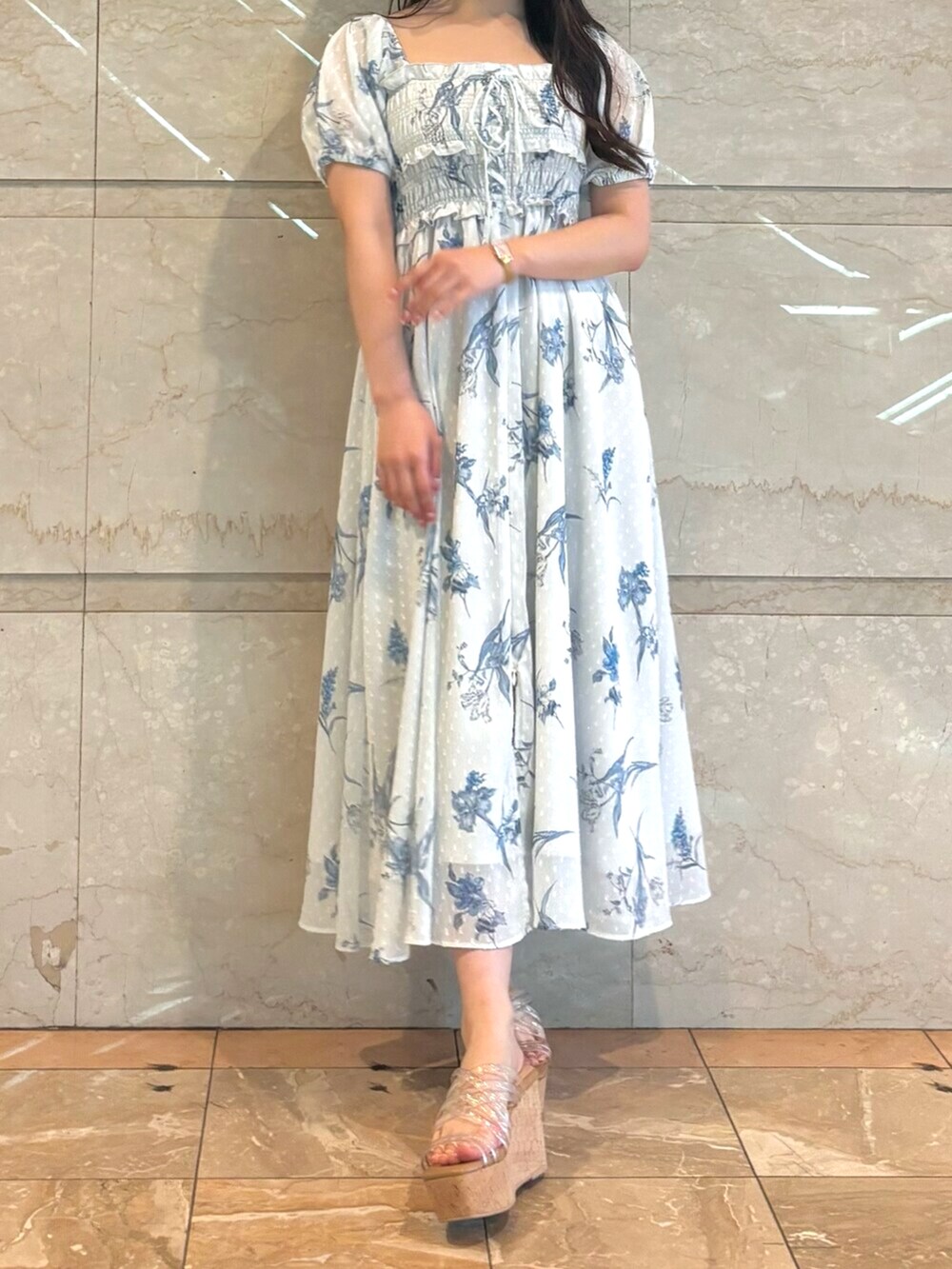 その他のサンダル、グレー系のワンピースを着用したレディースの春コーディネートの2枚目の写真