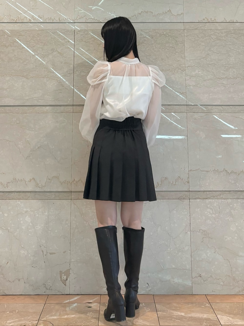 ブラウン系のブーツ、ホワイト系のシャツ/ブラウス、ブラウン系のその他パンツを着用したレディースの秋コーディネートの3枚目の写真