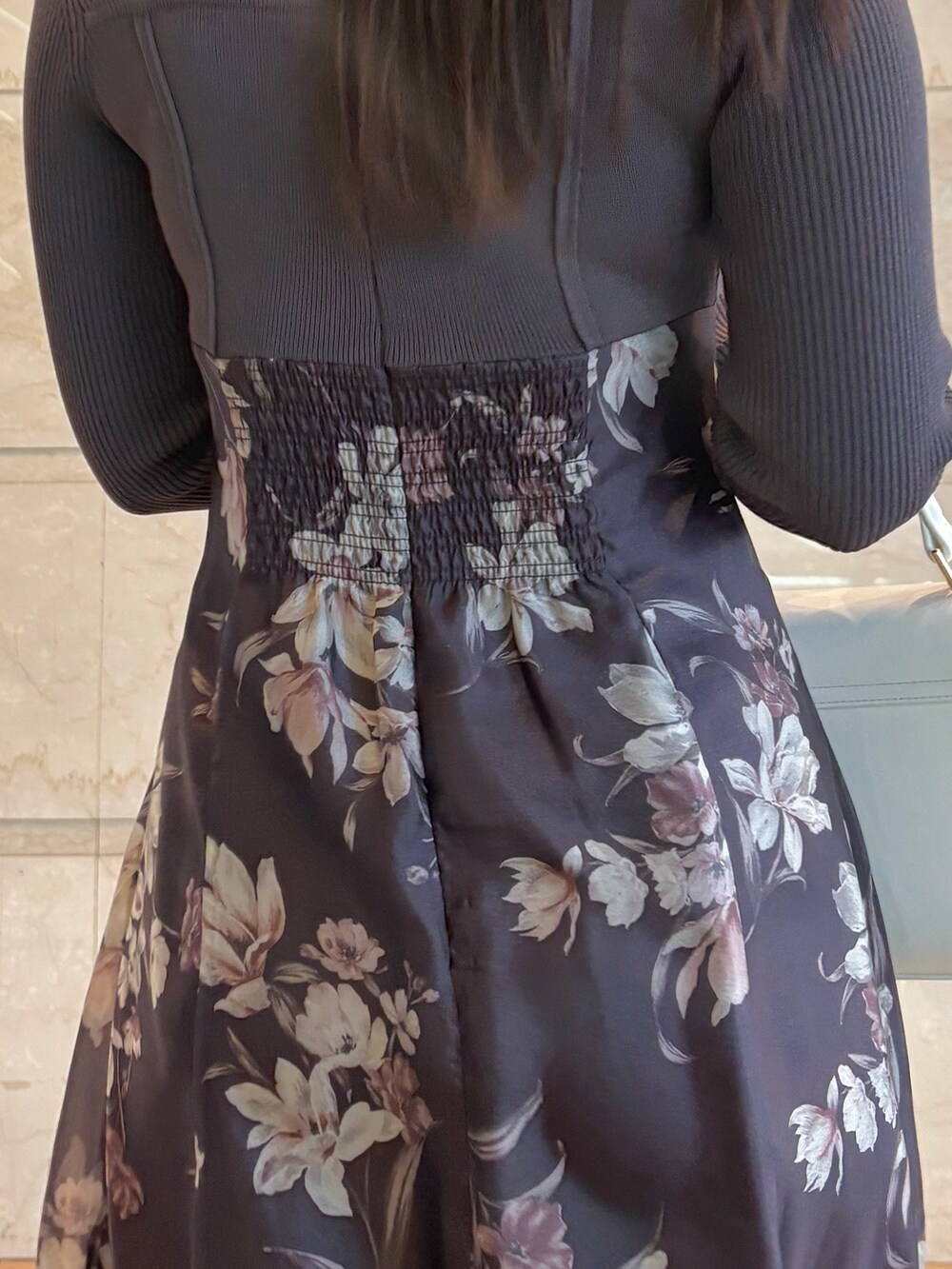 ホワイト系のハンドバッグ、ホワイト系のパンプス、グレー系のワンピースを着用したレディースの春コーディネートの6枚目の写真