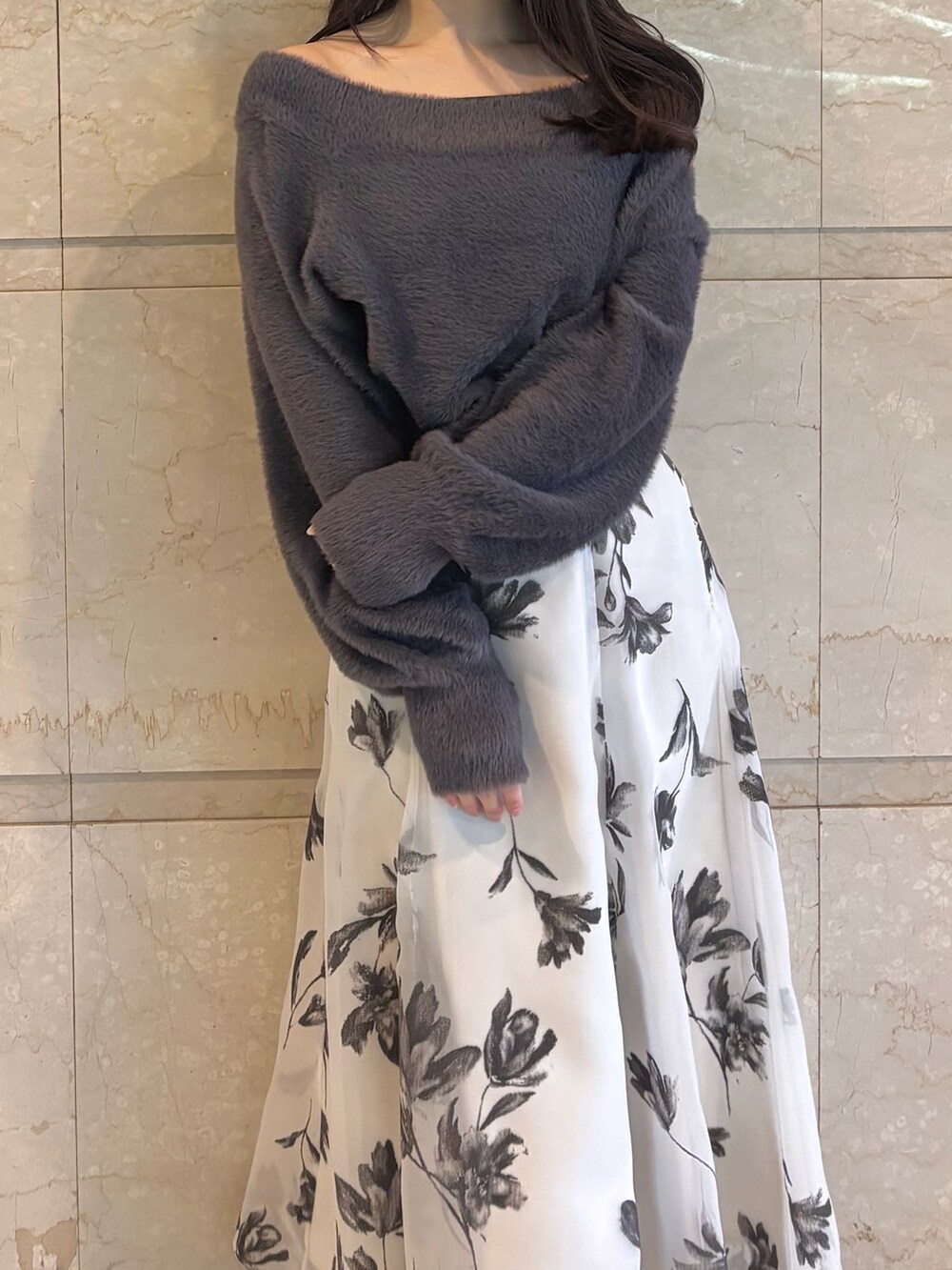 ホワイト系のスカート、ブラック系のブーツ、グレー系のニット/セーターを着用したレディースの冬コーディネートの4枚目の写真