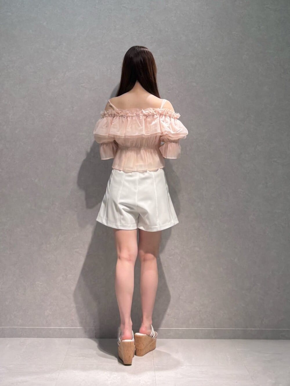 その他のサンダル、ホワイト系のその他パンツ、ピンク系のシャツ/ブラウスを着用したレディースの夏コーディネートの5枚目の写真