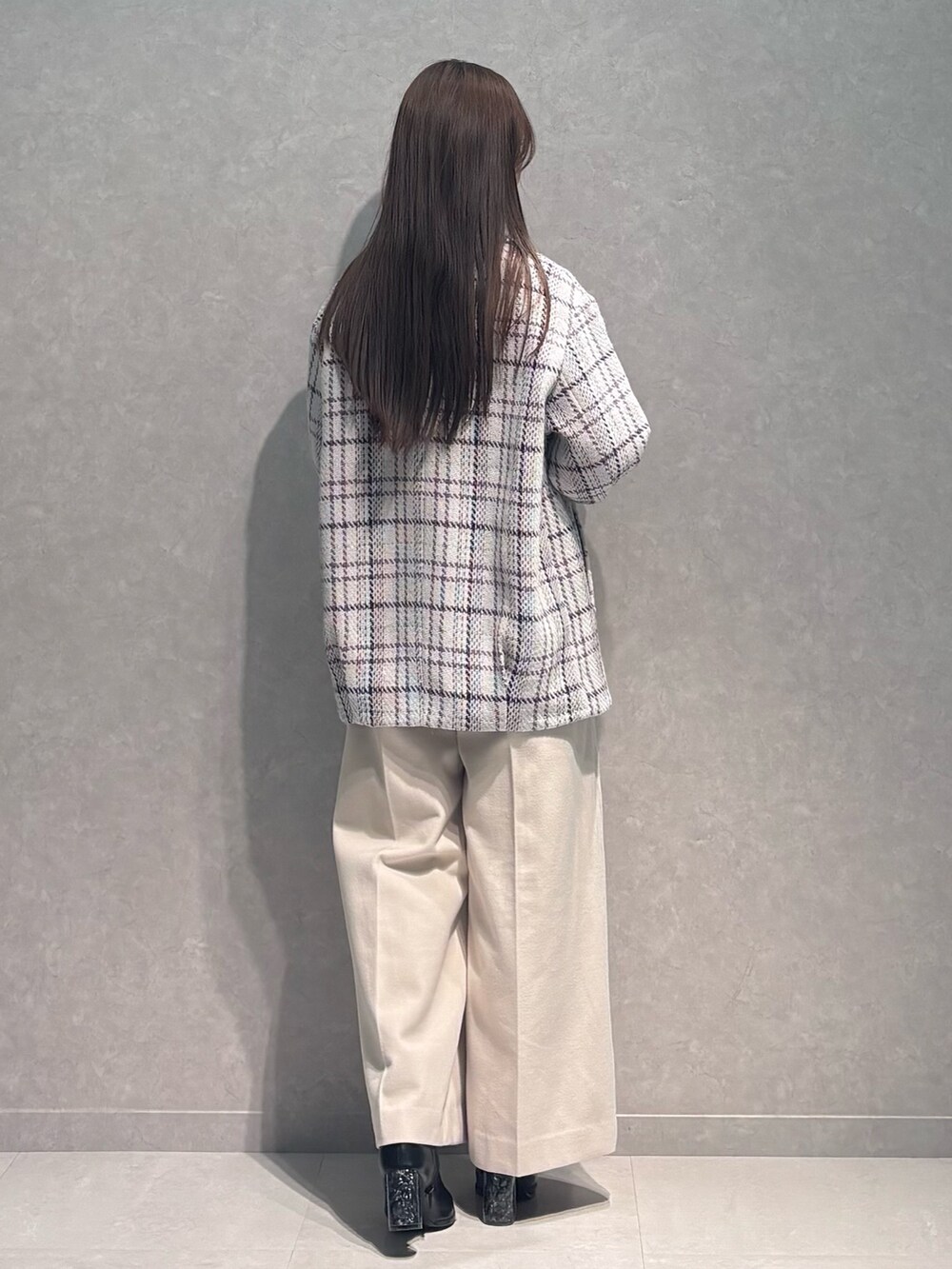 ホワイト系のワンピース、パープル系のその他アウター、ブラック系のブーツを着用したレディースの冬コーディネートの4枚目の写真