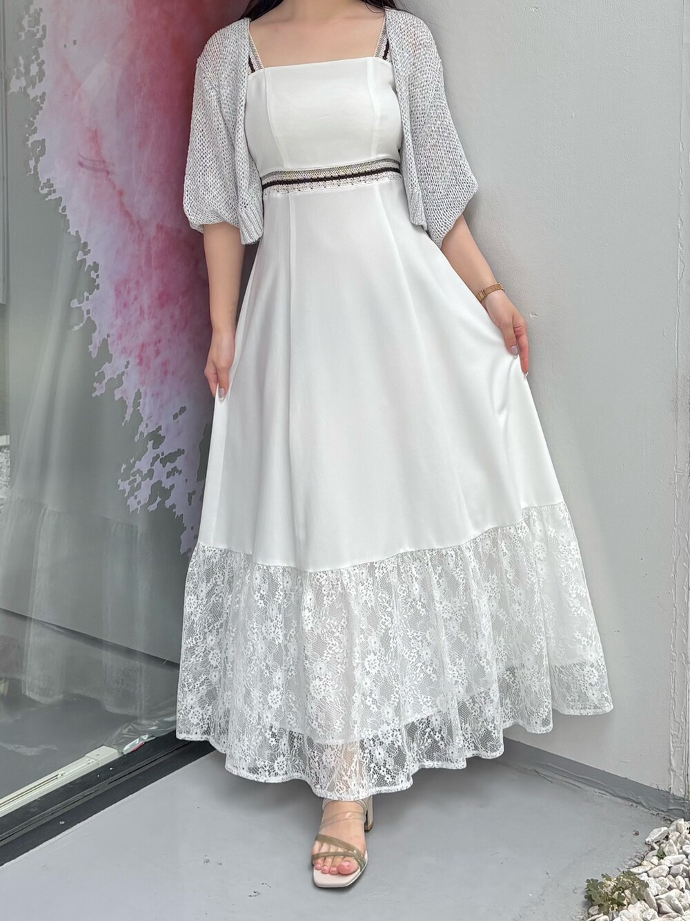 ホワイト系のワンピース、ホワイト系のサンダル、グレー系のカーディガン/ボレロを着用したレディースの夏コーディネートの2枚目の写真