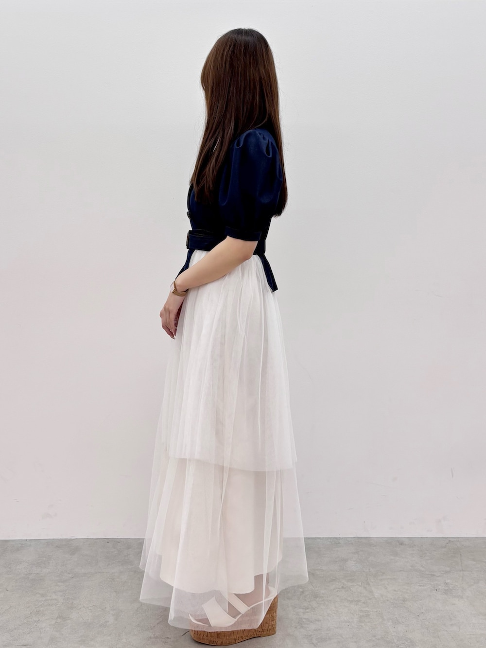 ブルー系のワンピース、ホワイト系のサンダルを着用したレディースの春コーディネートの2枚目の写真