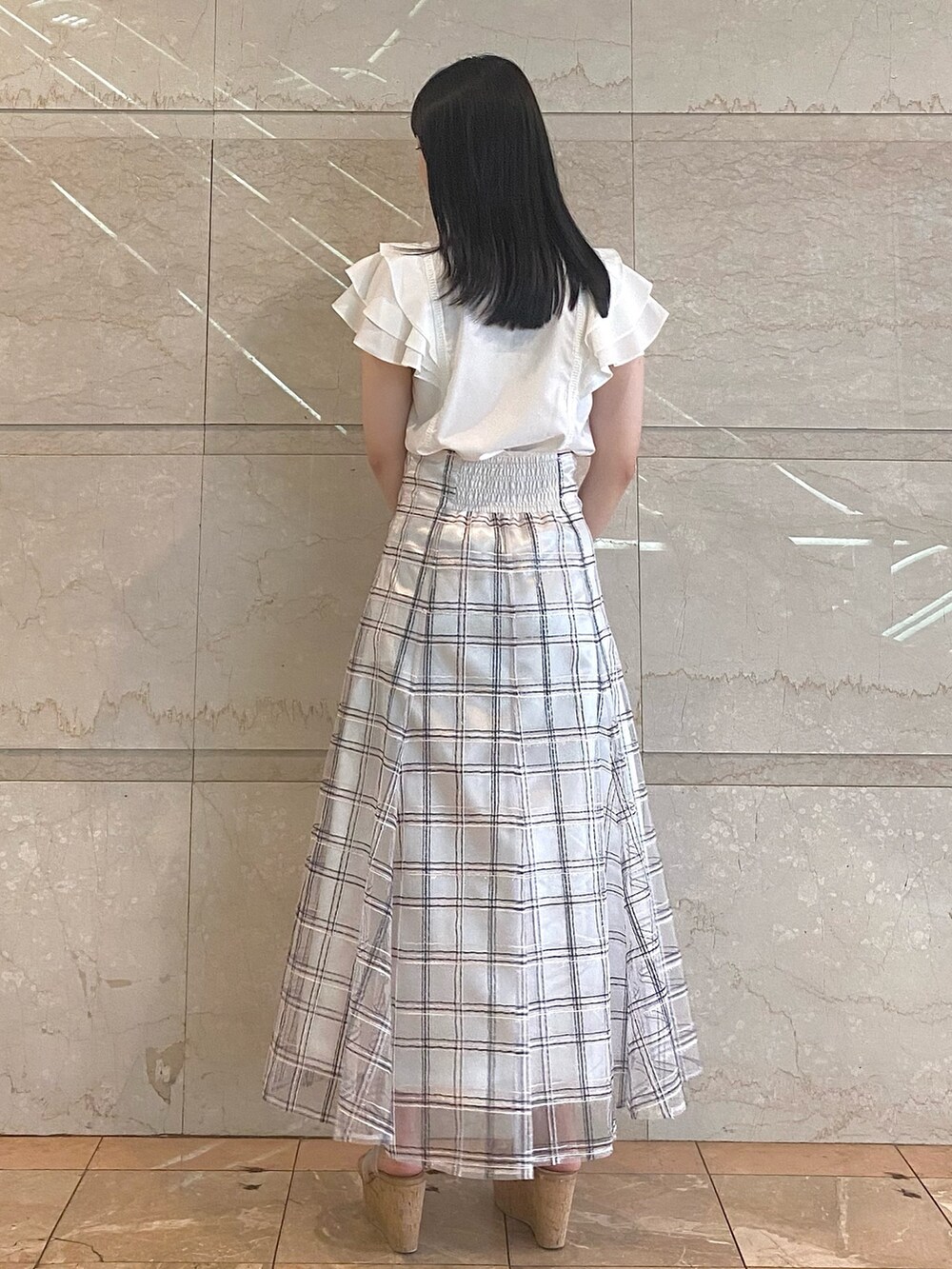 ホワイト系のスカート、ホワイト系のシャツ/ブラウス、その他のサンダルを着用したレディースの夏コーディネートの3枚目の写真