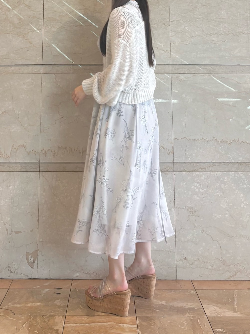 グレー系のワンピース、その他のサンダル、ホワイト系のカーディガン/ボレロを着用したレディースの夏コーディネートの3枚目の写真