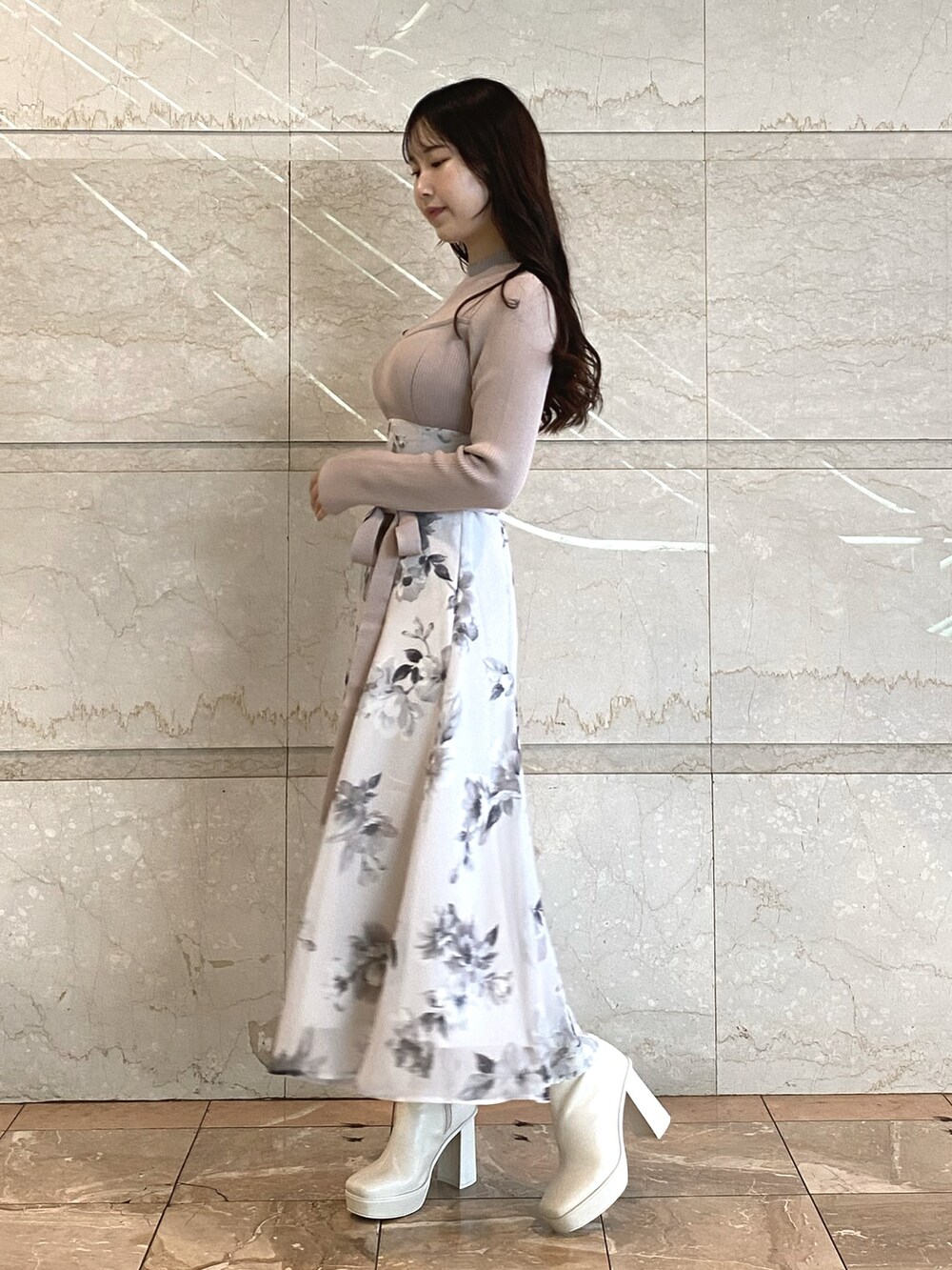 ベージュ系のワンピース、ホワイト系のブーツ、ベージュ系のテーラードジャケットを着用したレディースの秋コーディネートの6枚目の写真