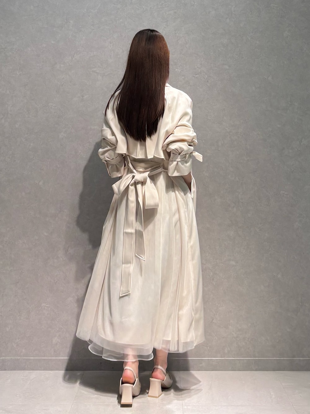 その他のスカート、ブルー系のニット/セーター、ホワイト系のパンプスを着用したレディースの春コーディネートの6枚目の写真