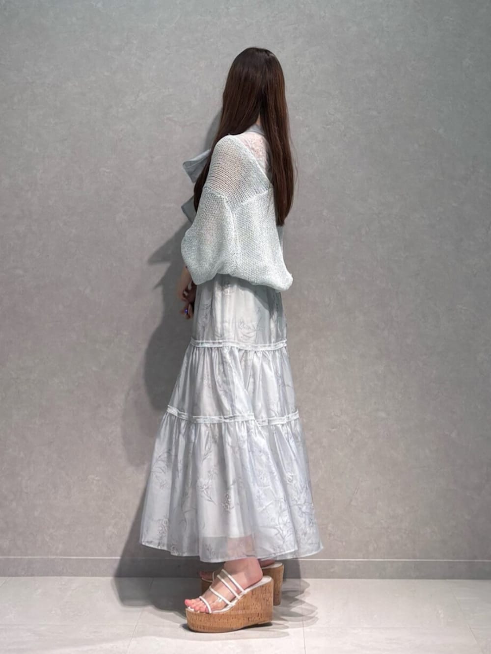 ブルー系のカーディガン/ボレロ、その他のサンダル、ブルー系のワンピースを着用したレディースの夏コーディネートの5枚目の写真