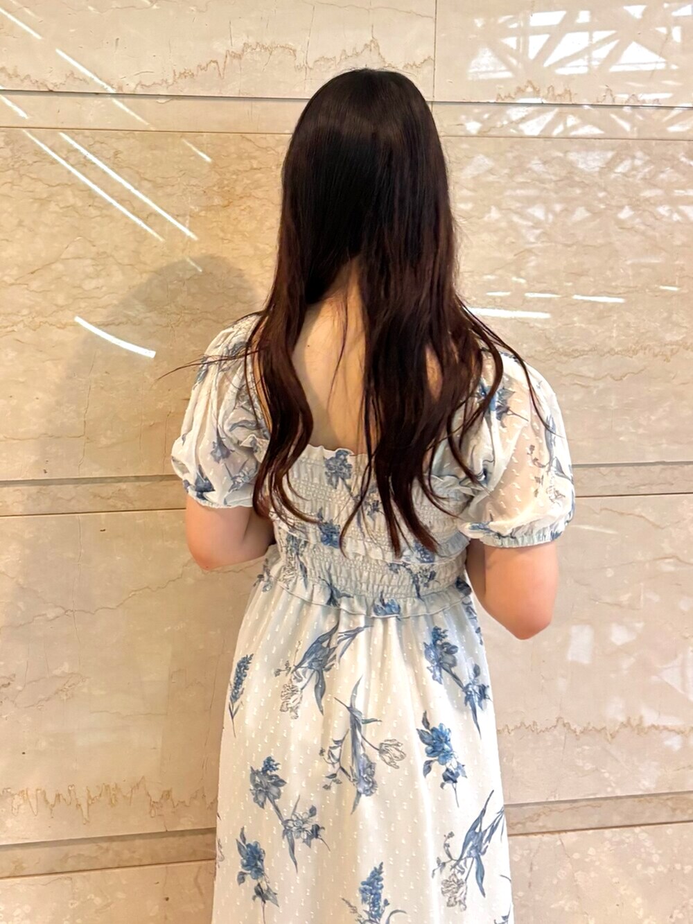 その他のサンダル、グレー系のワンピースを着用したレディースの春コーディネートの6枚目の写真