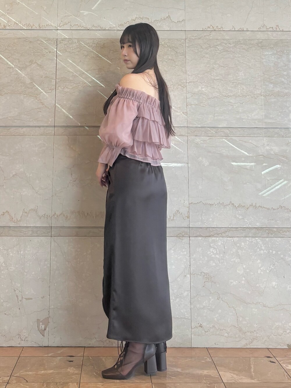 ブラウン系のスカート、ピンク系のシャツ/ブラウス、ブラウン系のブーツを着用したレディースの夏コーディネートの5枚目の写真