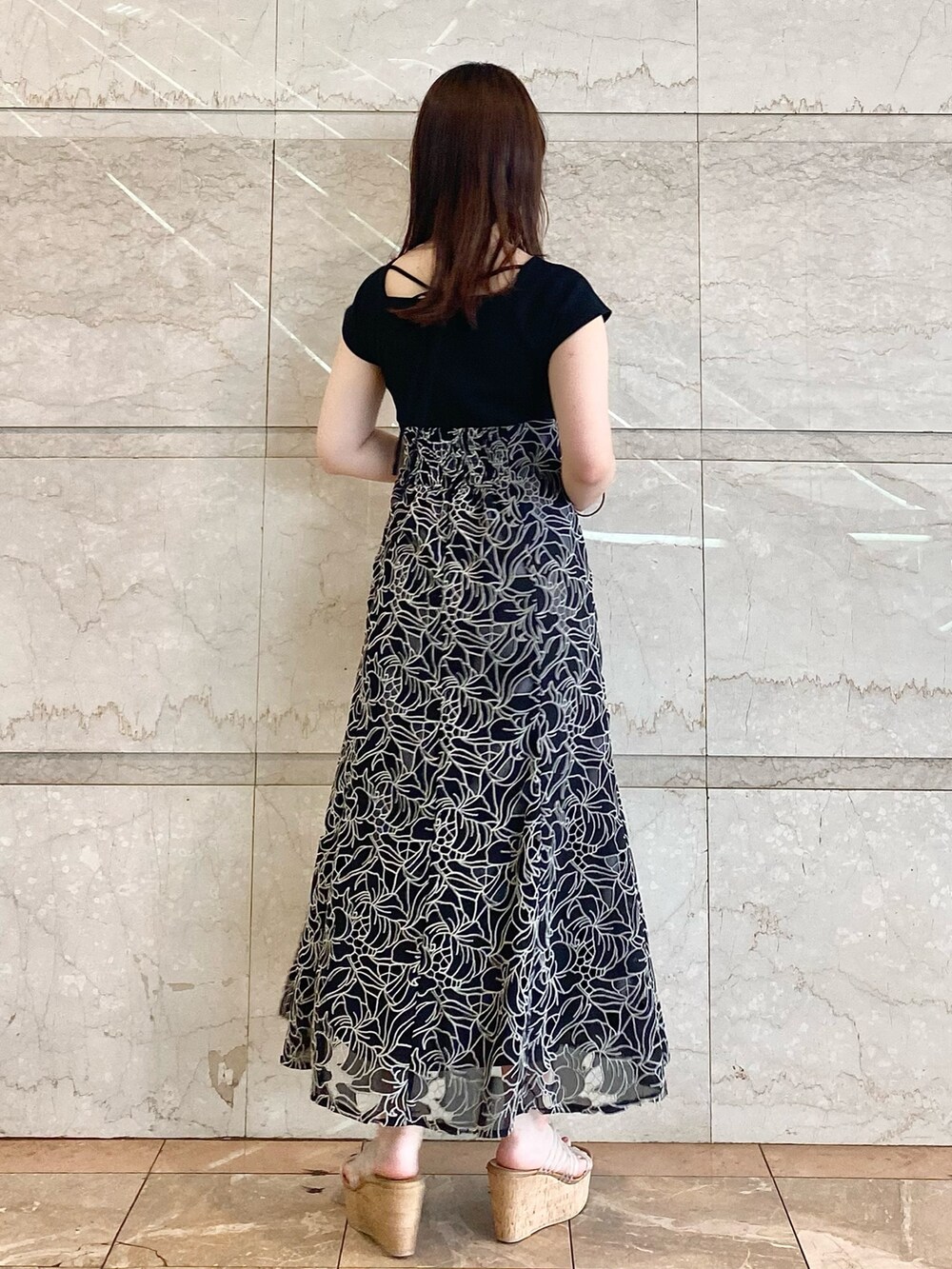 ブラック系のハンドバッグ、その他のサンダル、ブラック系のワンピースを着用したレディースの春コーディネートの5枚目の写真