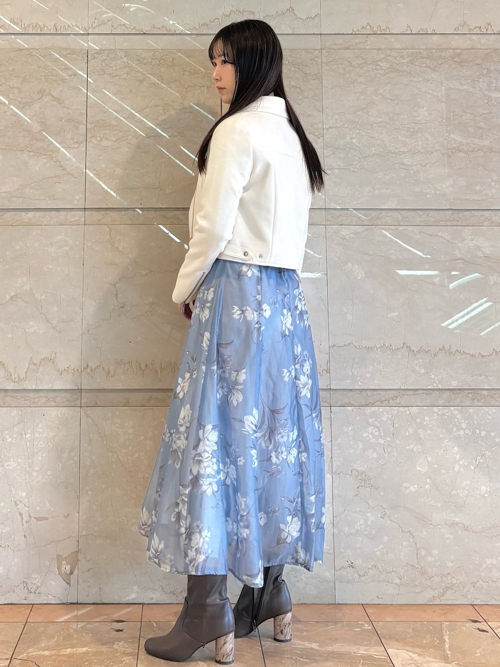 「MERCURYDUOのフラワードッキングコルセットニットワンピース　花柄（ワンピース、ブルー系）」を使った、NANAさん（レディース・155cm）の冬コーディネートの3枚目の写真
