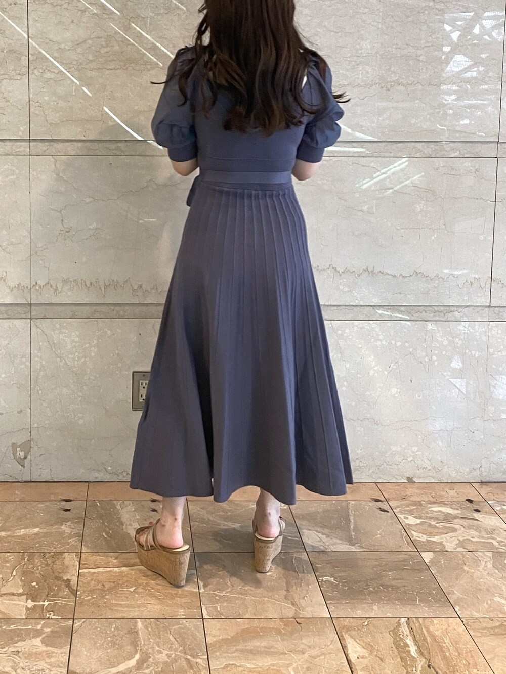 ブルー系のワンピースを着用したレディースの夏コーディネートの6枚目の写真