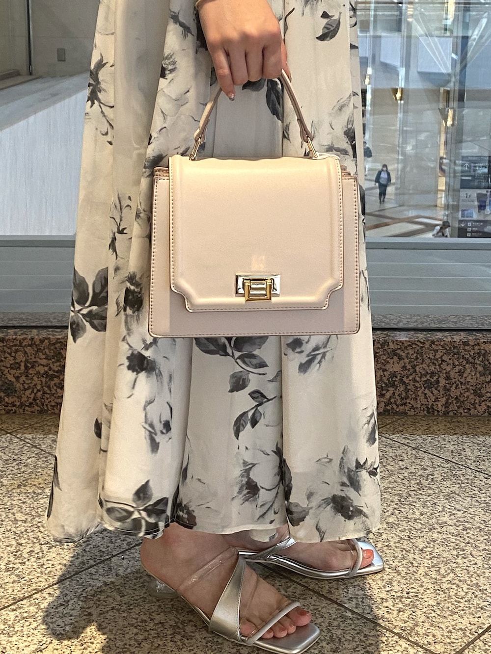 ホワイト系のワンピース、シルバー系のサンダル、ホワイト系のカーディガン/ボレロを着用したレディースの夏コーディネートの5枚目の写真