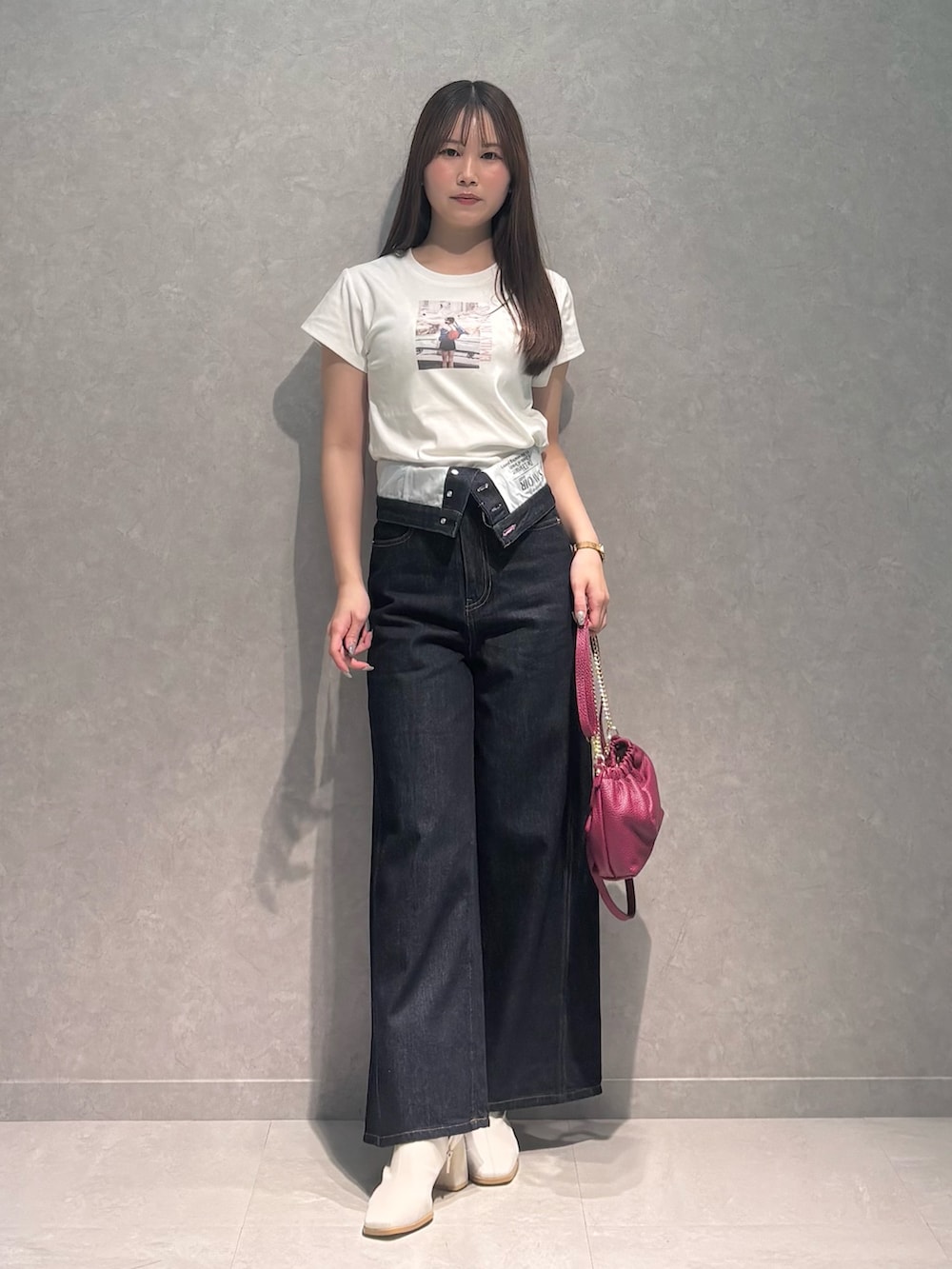 ブルー系のその他パンツ、ホワイト系のTシャツ/カットソー、レッド系のショルダーバッグを着用したレディースの春コーディネートの3枚目の写真