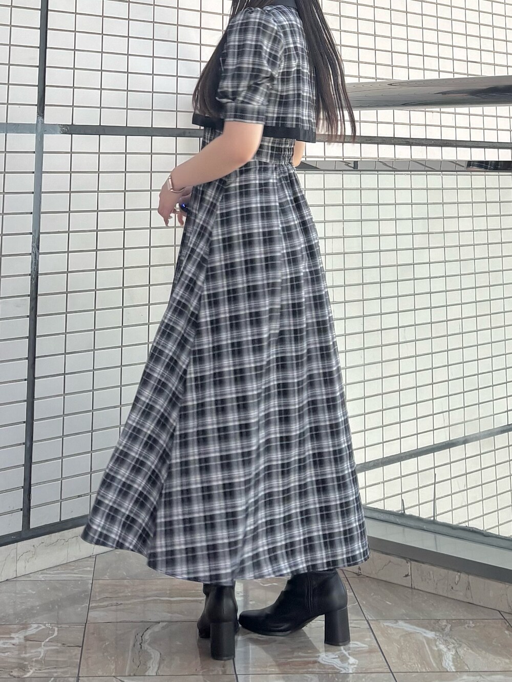 その他のワンピース、ブラウン系のブーツを着用したレディースの夏コーディネートの5枚目の写真