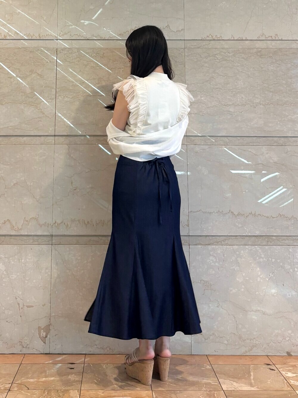 「MERCURYDUOの2WAYシアーコンパクトカーディガン（カーディガン/ボレロ、ホワイト系）」を使った、NANAさん（レディース・155cm）の春コーディネートの3枚目の写真